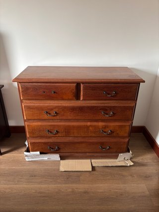 Mueble de madera maciza