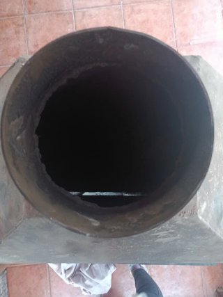 Chimenea de metal negra
