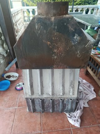 Chimenea de metal negra