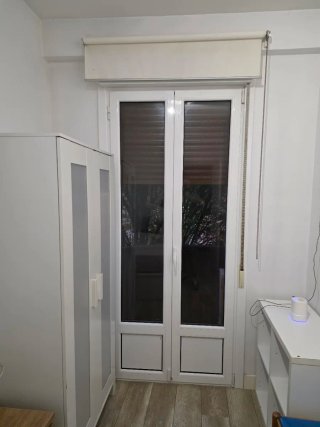 Habitación completa con cama y armario