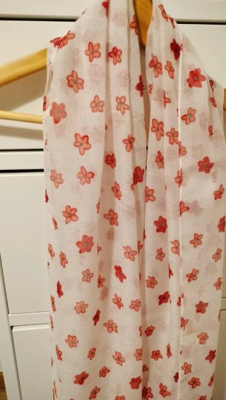 Pañuelo blanco con flores rojas