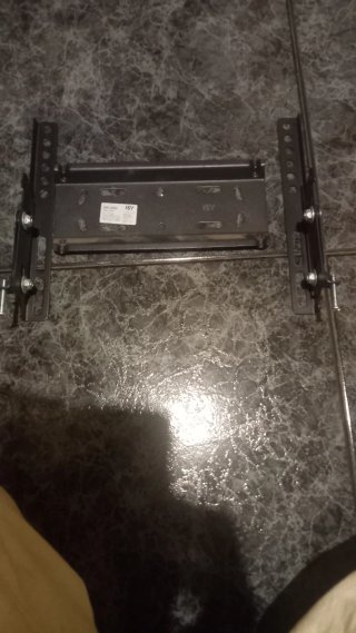 TV Samsung 28 pulgadas con soporte de pared