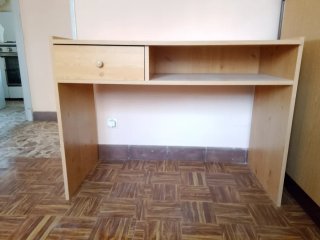 Escritorio de madera con cajón y hueco