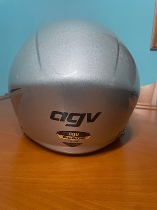 Casco de moto AGV Blade plateado.