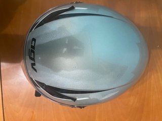 Casco de moto AGV Blade plateado.