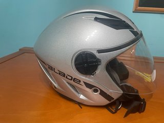 Casco de moto AGV Blade plateado.