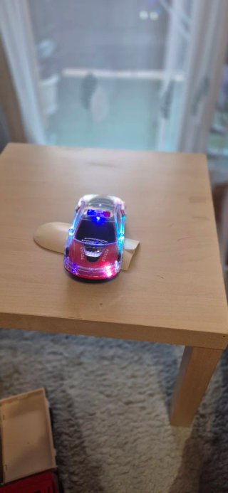 Coche de policía con luces