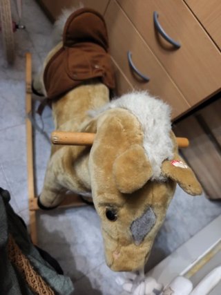 Caballito balancín de peluche