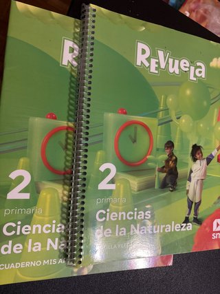 Libro y cuaderno de ciencias de la naturaleza