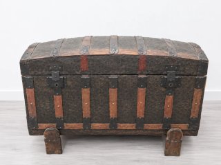 Baúl antiguo de madera y metal