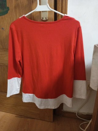 Blusa Roja y Blanca