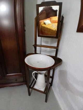 Lavabo Antiguo con Soporte de Madera