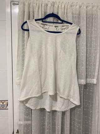 Camiseta blanca con detalle de encaje en espalda
