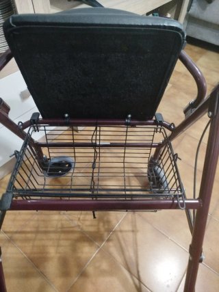 Andador con Asiento y Cesta