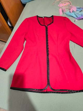 Chaqueta Roja con Ribetes Negros