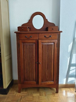 Mueble de Madera con Espejo y Cajones