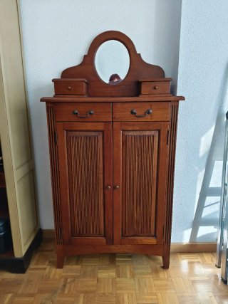 Mueble de Madera con Espejo y Cajones