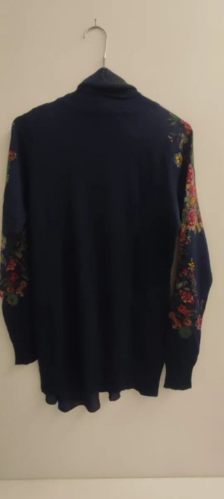 Camiseta de cuello alto con estampado floral
