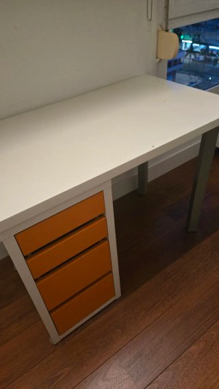 Escritorio blanco con cajonera naranja