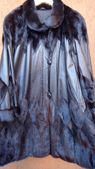 Cappotto in pelle e pelliccia nero