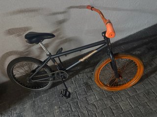 Bicicleta BMX Negra y Naranja