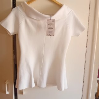 Top de vestir blanco, corte peplum