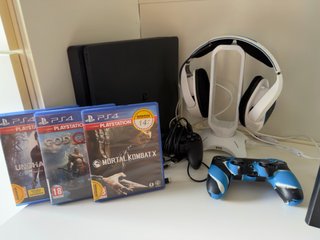PlayStation 4 con juegos, 2 mandos y cascos