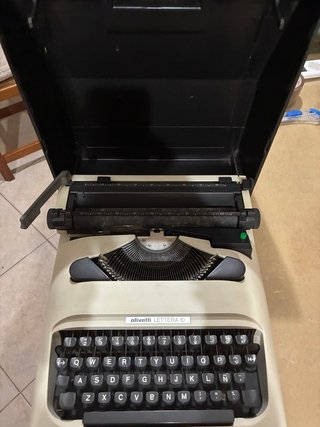 Máquina de escribir Olivetti Lettera 10