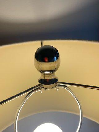 Lámpara de mesa con base de cristal y metal