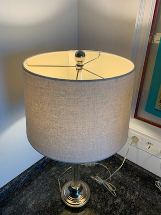Lámpara de mesa con base de cristal y metal
