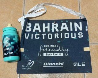 Lote musette + bidón Bahrain Victorious 2026