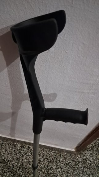 Muleta axilar ajustable adulto practicamente nueva