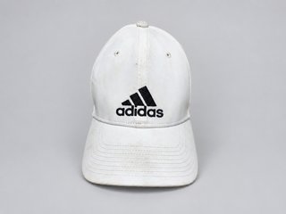 Gorra Adidas blanca logo negro bordado