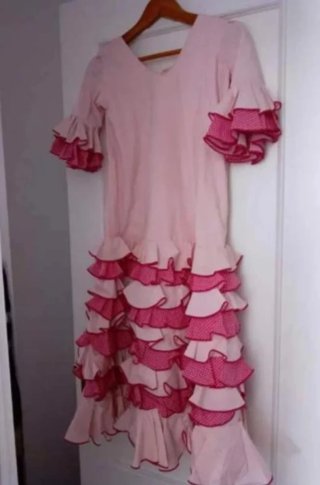 Traje de flamenca artesanal rosa.