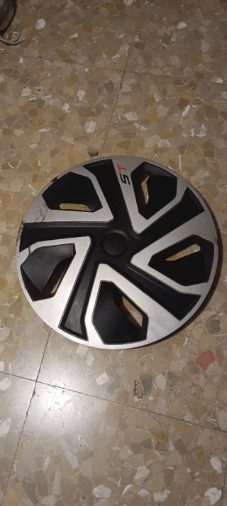 Un Tapacubo 16' ST