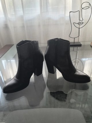 Botines negros con cremallera