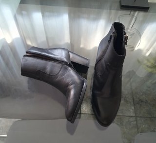 Botines negros con cremallera