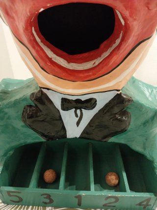 Juguete antiguo payaso para lanzar pelotas