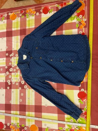 Camisa vaquera azul con puntos
