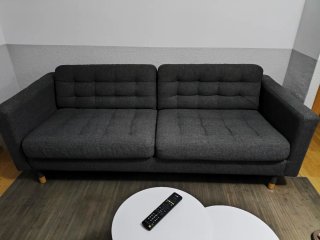 Sofá de 3 plazas gris.