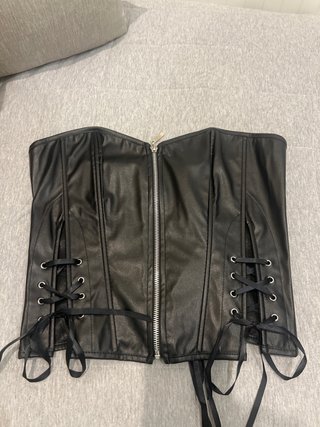 Corsé negro con cordones