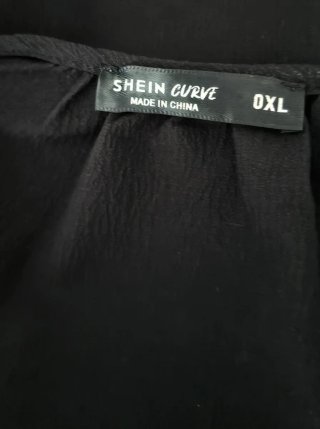 Blusa negra con encaje Shein Curve