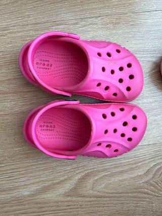 Crocs rosas para piscina niña