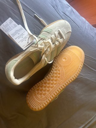 Zapatillas Adidas Beige y Verde Nuevas