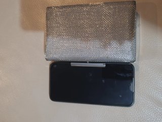 Bolso de mano plateado tipo clutch