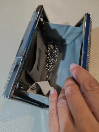 Bolso de mano plateado tipo clutch