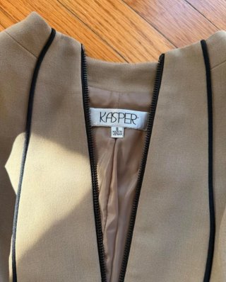 Chaqueta Beige con Ribete Negro