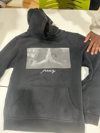 Sudadera negra con estampado pray