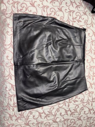 Falda polipiel negra Stradivarius Talla S
