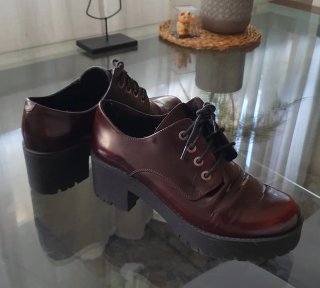 Zapatos granates con cordones y plataforma
